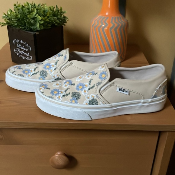 Vans floral slip on sneakers, worn once, excellent cond , Size 5.5 - Picture 2 of 7